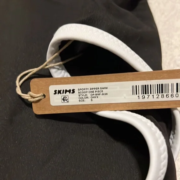 Skims ZIP-UP SWIM SCOOP NECK ONE PIECE - Picture 3 of 3